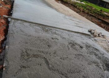  Travaux d'entretien en béton armé (1200x6x0,2) sur l'axe routier Collège Damakhania (Sahara)-CMIS Damakhania longueur de 1200 ml dans la préfecture de KINDIA